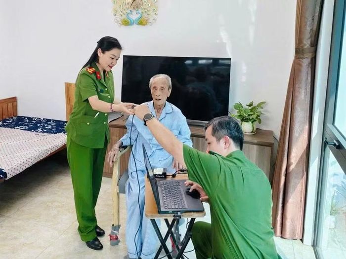 Tổ công tác lấy mẫu sinh phẩm ADN cho thân nhân liệt sĩ.