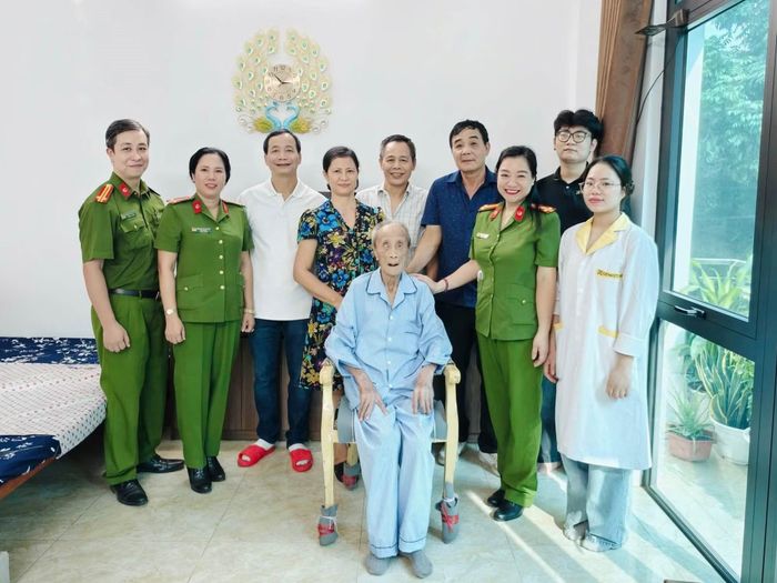 Tổ công tác chụp ảnh lưu niệm với gia đình cụ Nguyễn Văn Xứng.