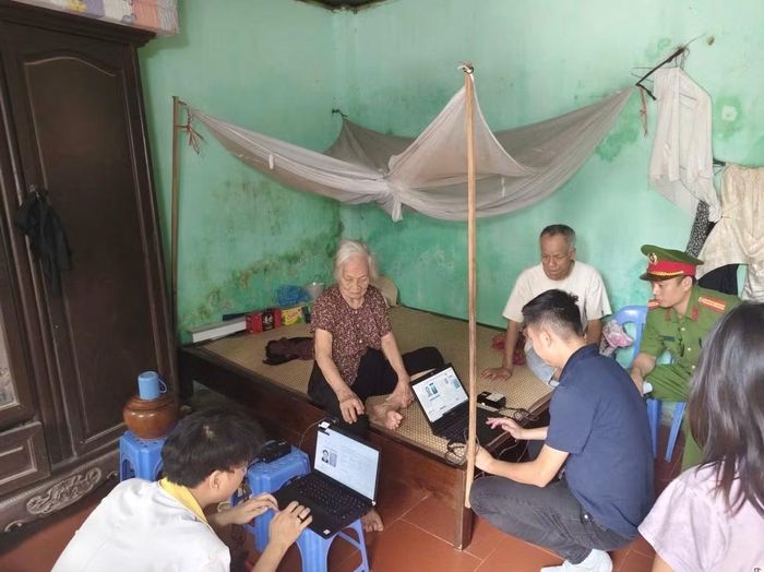 Công an xã Tây Phương phối hợp với cơ quan lấy mẫu ADN tại nhà thân nhân liệt sĩ.