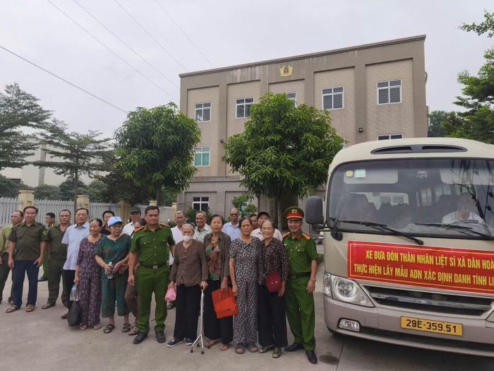 Công an xã Dân Hòa hỗ trợ người dân lấy mẫu sinh phẩm ADN.