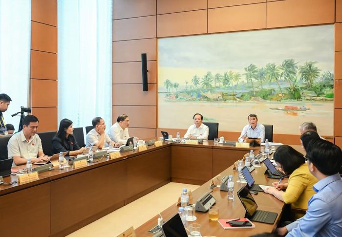 Các đại biểu thảo luận tại tổ.