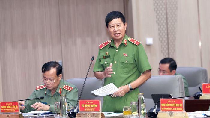 Các đại biểu thảo luận tại buổi làm việc.