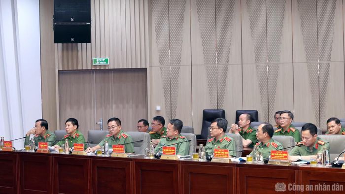 Các đại biểu dự buổi làm việc.