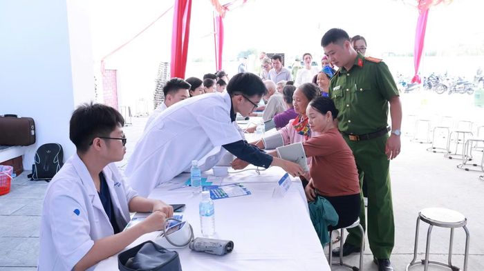  Các bác sĩ cẩn thận kiểm tra huyết áp cho bà con nhân dân. 
