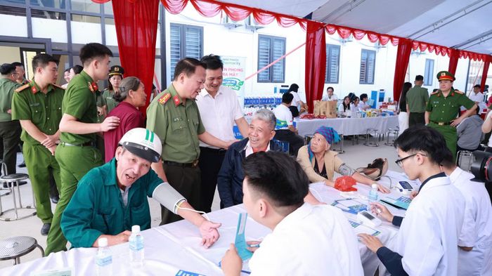 Đại tá Triệu Tuấn Hải và lãnh đạo xã thăm hỏi, động viên bà con nhân dân khi đến khám bệnh.