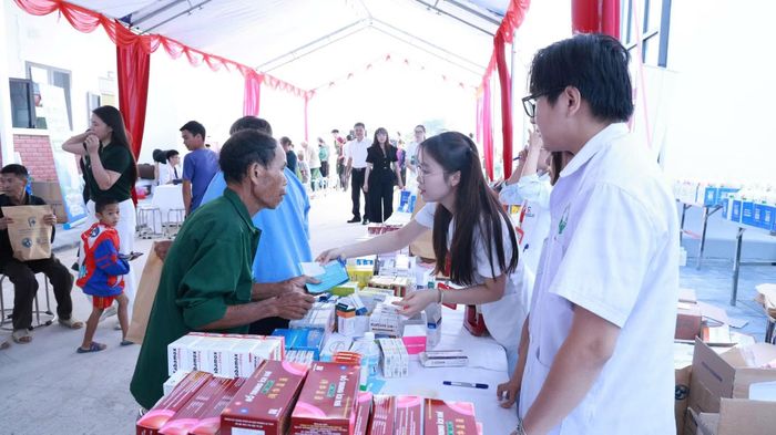 Rất đông bà con nhân dân đến khám bệnh và tư vấn sức khỏe.