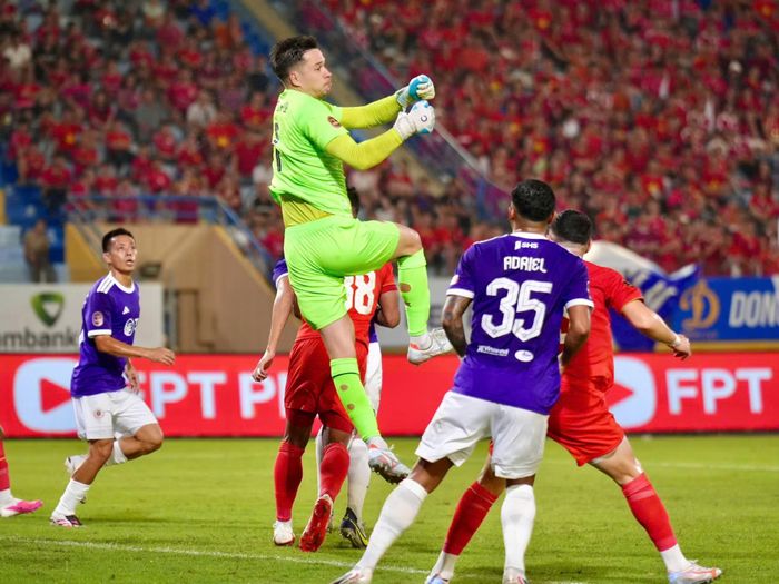 Khung thành Nguyễn Filip nhiều lần gặp sóng gió trong trận này.