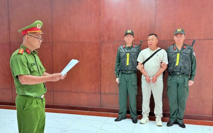 Phòng Cảnh sát kinh tế Công an Thành phố Hồ Chí Minh tống đạt Quyết định khởi tố đối với SUN YUPENG (Tôn Bằng).
