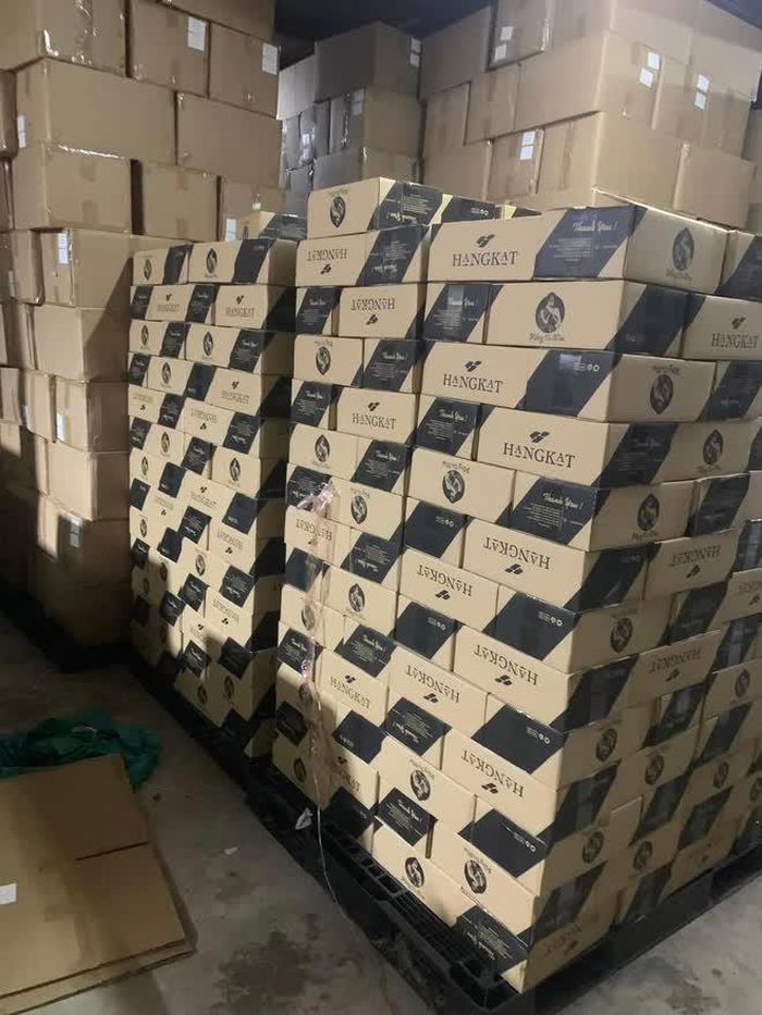 Kho hàng của Công ty Dịch Dương do SUN YUPENG (Tôn Bằng) làm Giám đốc.