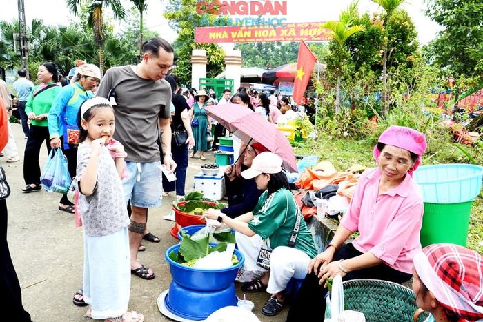Du khách mua cốm làm quà tặng cho người thân. Ảnh: Quốc Hồng