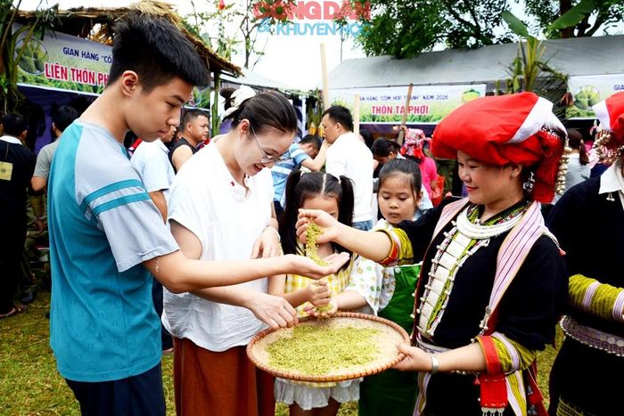Bay xa hương cốm mới Hợp Thành. Ảnh: Quốc Hồng