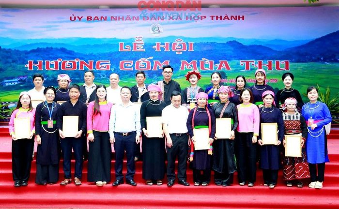Trao phần thưởng cho các Đội thi đạt thành tích cao. Ảnh: Quốc Hồng