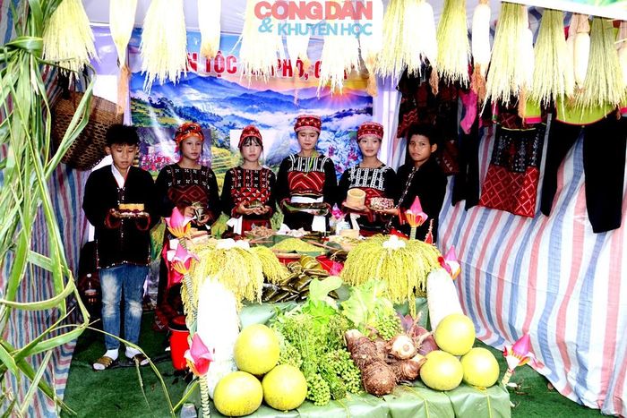 Gian hàng của dân tộc Xa Phó tại Lễ hội. Ảnh: Quốc Hồng