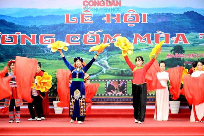 Bay xa hương cốm vùng cao Hợp Thành (Lào Cai). Ảnh: Quốc Hồng