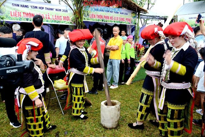 Đồng bào dân tộc Dao đỏ giã cốm mới. Ảnh: Quốc Hồng