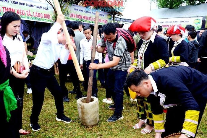 Du khách trải nghiệm giã cốm cùng đồng bào địa phương. Ảnh:Quốc Hồng