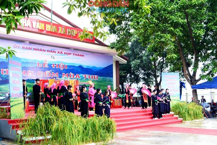 Tái hiện lễ Then pang mẩu (Then cốm mới ) là một nghi lễ tín ngưỡng và sinh hoạt văn hóa dân gian đặc sắc của đồng bào dân tộc Tày ở Lào Cai. Ảnh: Quốc Hồng