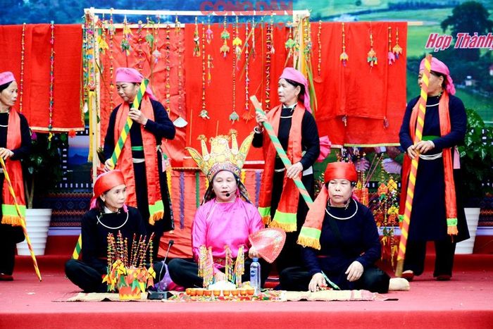 Tái hiện lễ Then pang mẩu ở Lễ hội "Hương cốm mới" xã Hợp Thành. Ảnh: Quốc Hồng