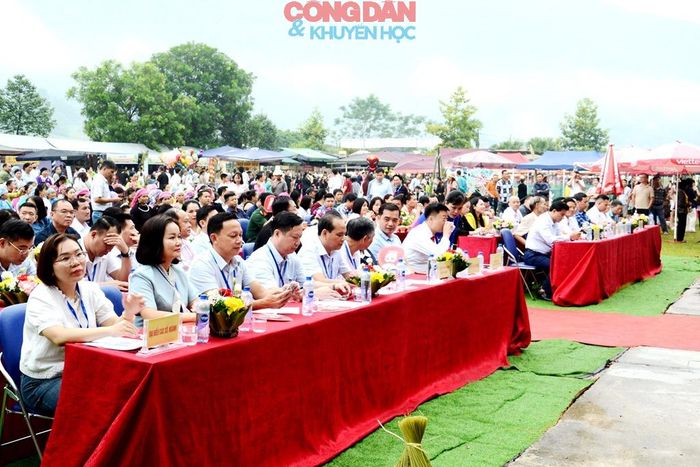 Các đại biểu và nhân dân tham dự Lễ hội. Ảnh: Quốc Hồng