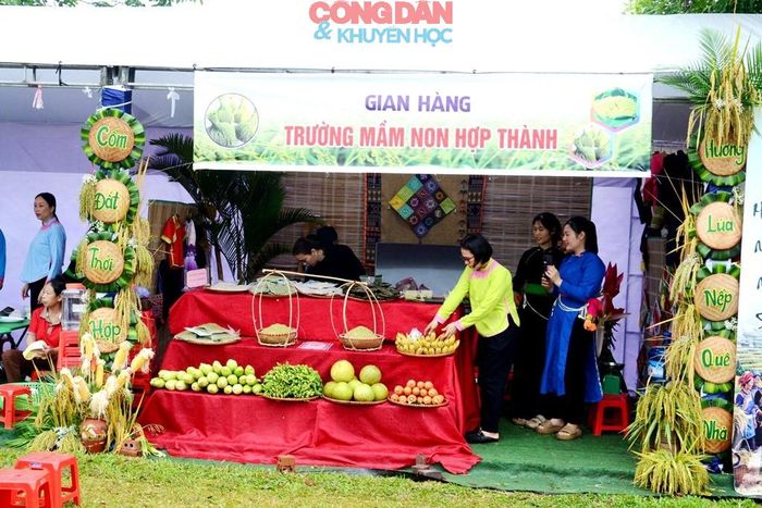 Gian hàng Trường mầm non Hợp Thành tại Lễ hội. Ảnh: Quốc Hồng