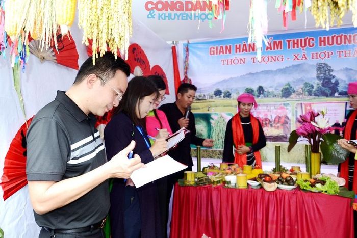 Chấm điểm thi ẩm thực của các đội tại Lễ hội. Ảnh: Quốc Hồng