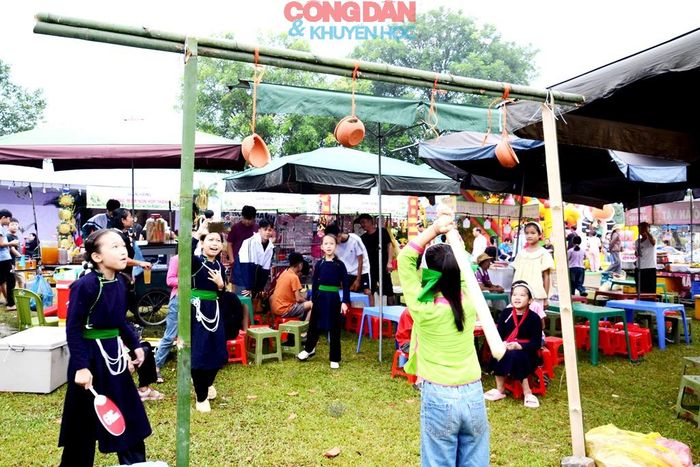 Các em học sinh tham gia trò chơi bịt mắt đập niêu vui nhộn. Ảnh: Quốc Hồng