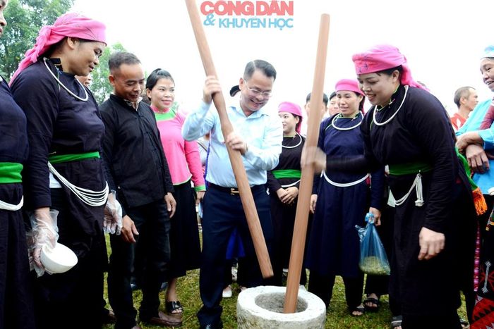 Lãnh đạo địa phương giã cốm cùng bà con người Tày ở xã Hợp Thành. Ảnh: Quốc Hồng