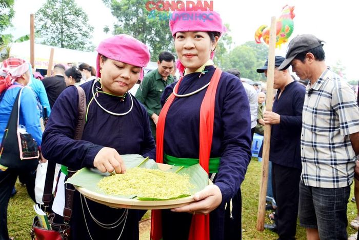 Từ hạt lúa nếp đã thành cốm mới. Ảnh: Quốc Hồng