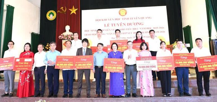 Các cơ quan, đơn vị, doanh nghiệp, nhà tài trợ ủng hộ Quỹ Khuyến học tỉnh tuyên Quang tại buổi lễ.