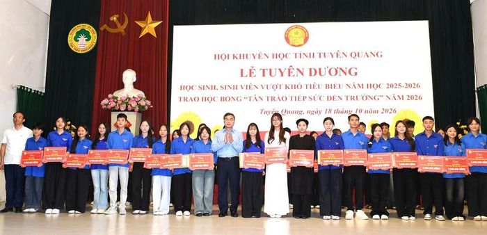 Lãnh đạo tỉnh Tuyên Quang, Hội Khuyến học tỉnh Tuyên Quang và các nhà tài trợ trao Giấy khen và học bổng cho các tân sinh viên có hoàn cảnh khó khăn vươn lên trong học tập năm 2026.