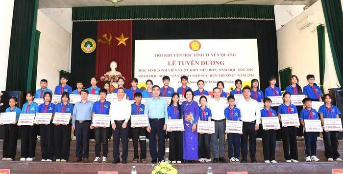 Lãnh đạo tỉnh Tuyên Quang, lãnh đạo Hội Khuyến học Tuyên Quang và các đơn vị, doanh nghiệp trao học bổng Tân Trào tiếp sức đến trường cho 50 em học sinh, sinh viên vượt khó tiêu biểu.