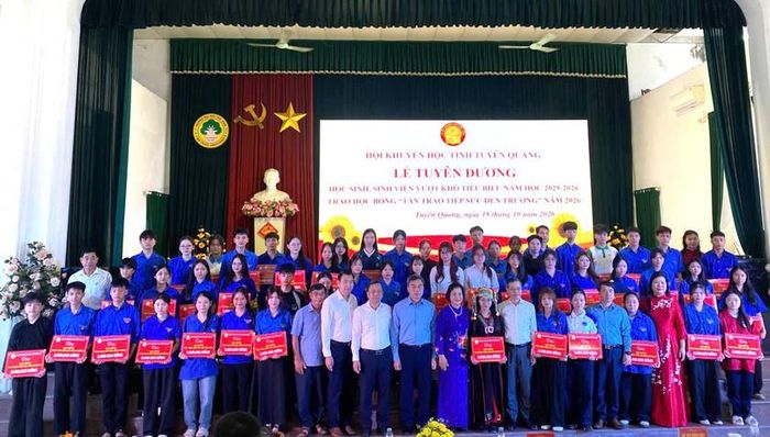 Lễ tuyên dương học sinh, sinh viên vượt khó tiêu biểu năm học 2025-2026 và trao học bổng "Tân Trào tiếp sức đến trường" năm 2026.