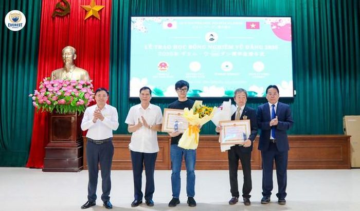 Lãnh đạo Hội Khuyến học tỉnh Hưng Yên, lãnh đạo Ủy ban nhân dân xã Bắc Thái Ninh tặng hoa tri ân Quỹ Khuyến học Nghiêm Vũ Đằng, Câu lạc bộ Rotary thành phố Suzuka.