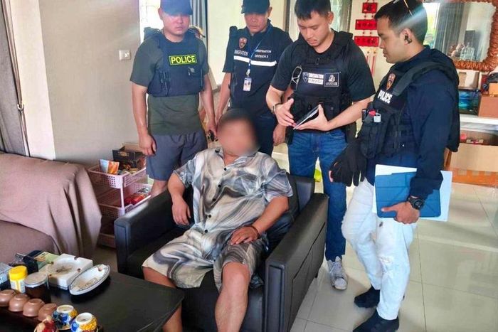 Cảnh sát Thái Lan bắt giữ nghi phạm người Trung Quốc họ Wu (Ngô) ngày 16/10. Ảnh: Cảnh sát Thái Lan