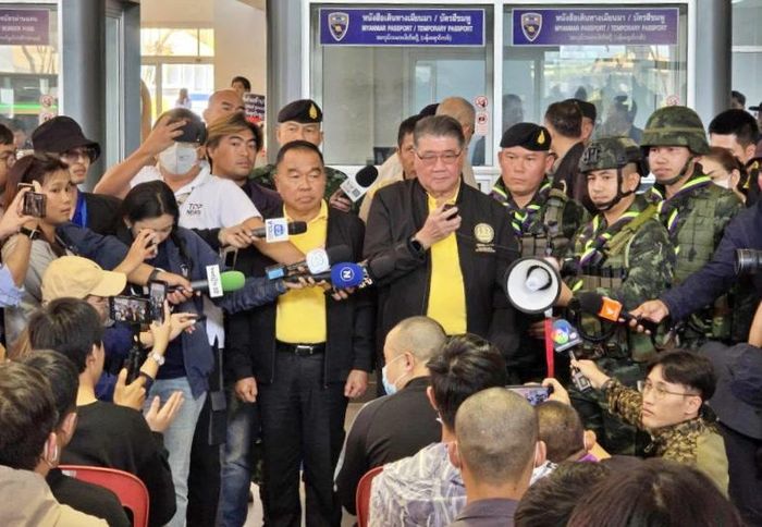 Ông Phumtham Wechayachai - Phó Thủ tướng Thái Lan (năm 2025) - gặp 61 nạn nhân trong đó có 39 người Trung Quốc (vừa được giải cứu khỏi các trung tâm lừa đảo tại Myanmar) tại Cục Di trú tỉnh Tak ở thị xã Mae Sot, tháng 2/2025. Ảnh: Tak Public Relations Office