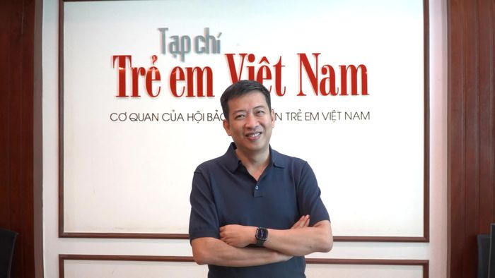 Nhà văn Hoàng Anh Tú nhấn mạnh việc lắng nghe tiếng nói của học sinh, tôn trọng sự khác biệt và quan tâm đến cảm xúc của trẻ trong hành trình xây dựng trường học hạnh phúc. (Ảnh: Minh Hằng)