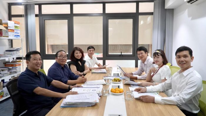 Vòng chung khảo diễn ra ngày 16/10 với sự tham gia của nhà thơ Trần Đăng Khoa, Nhà thơ Nguyễn Thành Phong, Nhà thơ Bảo Ngọc, Nhà văn Di Li, Nhà văn Hoàng Anh Tú. (Ảnh: Minh Hằng)