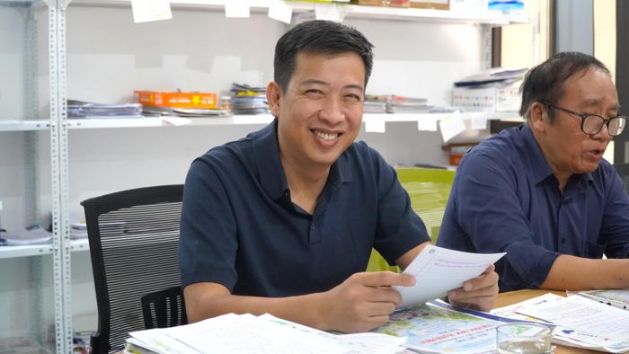 Từ những trang viết của học sinh, nhà văn Hoàng Anh Tú nhận thấy hạnh phúc học đường không nằm ở những điều lớn lao mà hiện diện trong sự quan tâm, sẻ chia và những trải nghiệm thường ngày. (Ảnh: Minh Hằng)