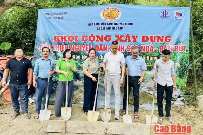 Các đại biểu thực hiện khởi công công trình.
