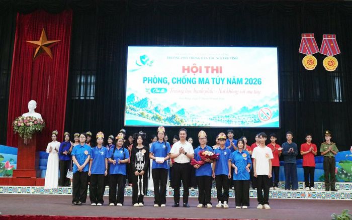 Lãnh đạo Sở Giáo dục và Đào tạo trao giải nhất cho đội thi xuất sắc tại hội thi.