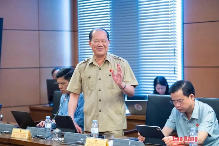 Đại biểu Bế Xuân Trường, Phó Chủ tịch Ủy ban Trung ương MTTQ Việt Nam, Chủ tịch Hội Cựu chiến binh Việt Nam phát biểu thảo luận tại tổ.
