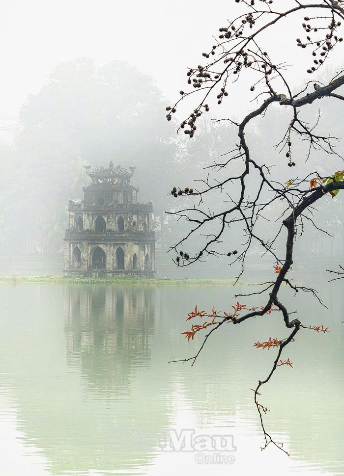 Hồ Gươm trong sương sớm.