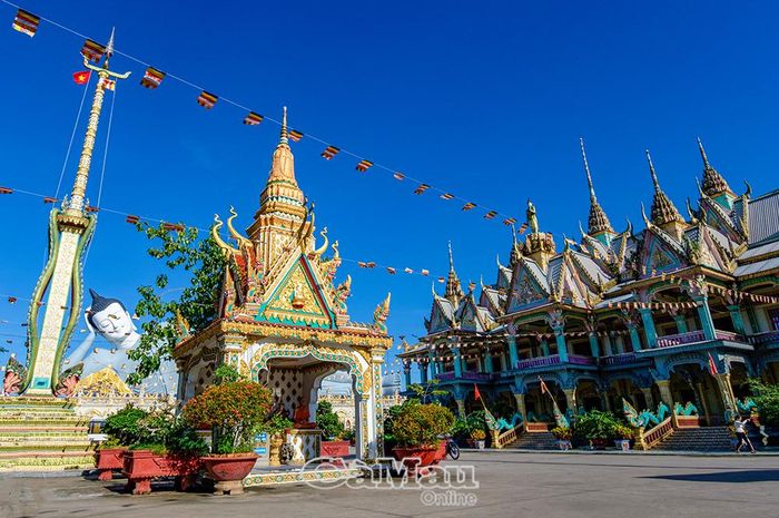 Khu chánh điện rực rỡ cờ hoa trong mùa lễ Sene Dolta.