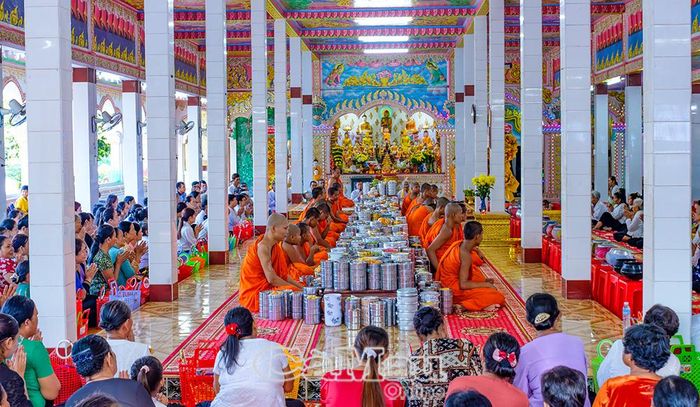 Các vị chư tăng cùng bà con phật tử thực hiện nghi thức dâng cơm và tụng kinh cầu siêu trong ngày lễ Sene Dolta.