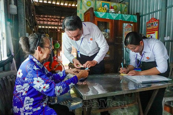 Là người khuyết tật, gia đình thuộc diện đặc biệt khó khăn, bà Nguyễn Ánh Nguyệt (62 tuổi, ấp Vĩnh Mới) phấn khởi khi được cán bộ xã Vĩnh Hậu đến nhà hỗ trợ kích hoạt định danh điện tử và thực hiện thủ tục hưởng trợ cấp khuyết tật.
