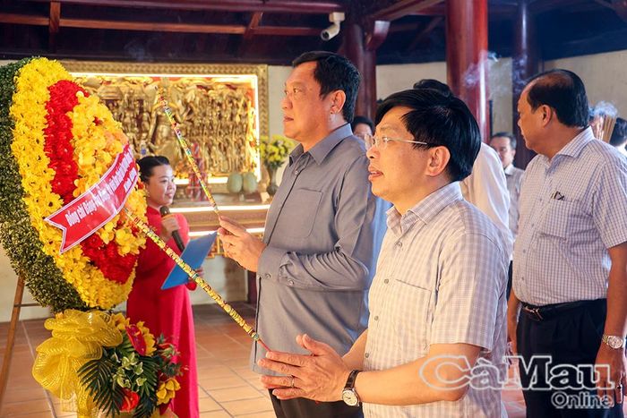 Phó Bí thư Thường trực Tỉnh uỷ Đặng Văn Dũng, Phó Chủ tịch Thường trực UBND tỉnh Lâm Văn Bi và đoàn công tác dâng hương tại Đền thờ Đức Quốc Tổ Lạc Long Quân.