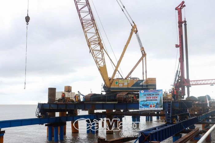  Công trường thi công cầu vượt biển ra đảo Hòn Khoai.