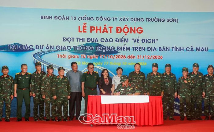 Các đồng chí lãnh đạo tỉnh Cà Mau và Tư lệnh Binh đoàn 12 chứng kiến các đơn vị ký kết thi đua 75 ngày đêm “Về đích”, đạt mục tiêu giải ngân gần 8.000 tỷ đồng.