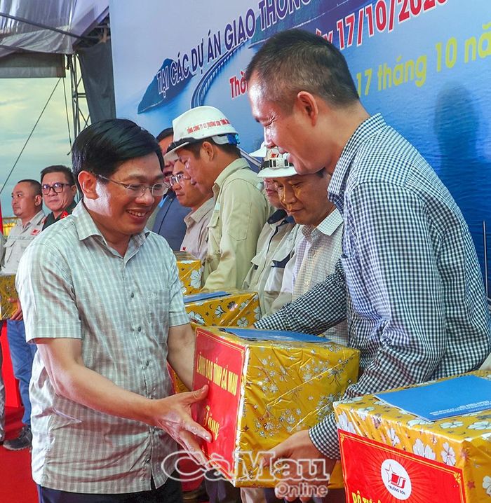 Tại lễ phát động, Phó Bí thư Thường trực Tỉnh uỷ Đặng Văn Dũng tặng quà động viên các đơn vị thi công 3 dự án trọng điểm tại tỉnh Cà Mau do Ban Quản lý dự án 166 (Bộ Quốc phòng) làm chủ đầu tư.