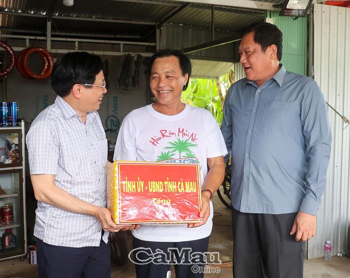  Phó Bí thư Thường trực Tỉnh uỷ Đặng Văn Dũng và Phó Chủ tịch Thường trực UBND tỉnh Lâm Văn Bi tặng quà cho ông Nguyễn Chí Thanh (ấp Khai Long, xã Đất Mũi).